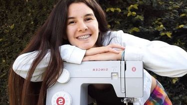A COSER. Martina y la Singer con la que elabora los barbijos..