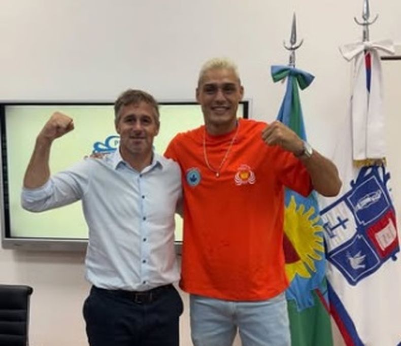 Yamil Peralta y el saludo del intendente, Federico Achával, antes de viajar.