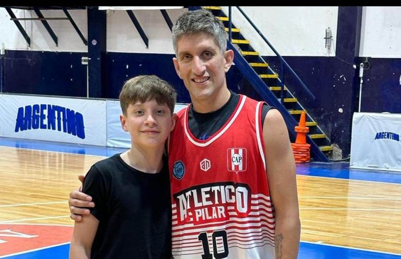 Jonatan Treise y su hijo Benja en el regreso a Atlético Pilar.