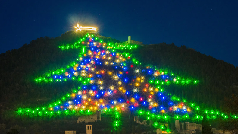El Árbol de Navidad más grande del mundo está en Italia. (Alamy).