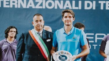 Rodríguez Taverna recibiendo el trofeo en Ciudad Di Todi.