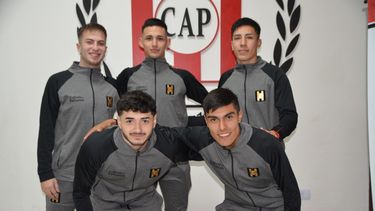 QUINTETO. Los jugadores de Atlético posan en la previa al debut en el Clausura.