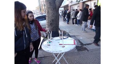 VELAS. Los vecinos instalaron la mesa en las oficinas comerciales..