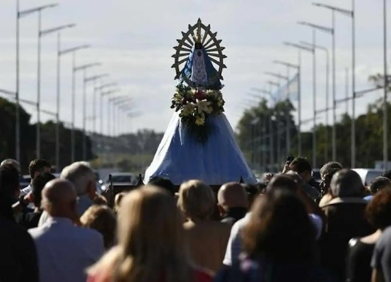 Los peregrinos recorren 60 kilómetros hasta Luján. (mdzol.com).