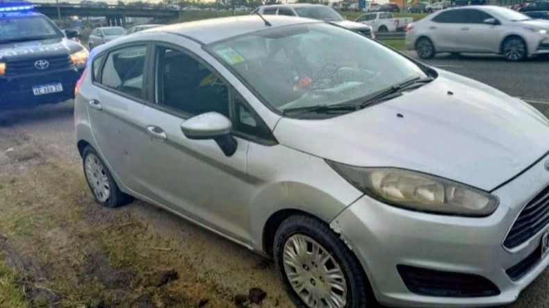 RUEDAS PINCHADAS. Así fue abandonado el Fiesta de los policías..