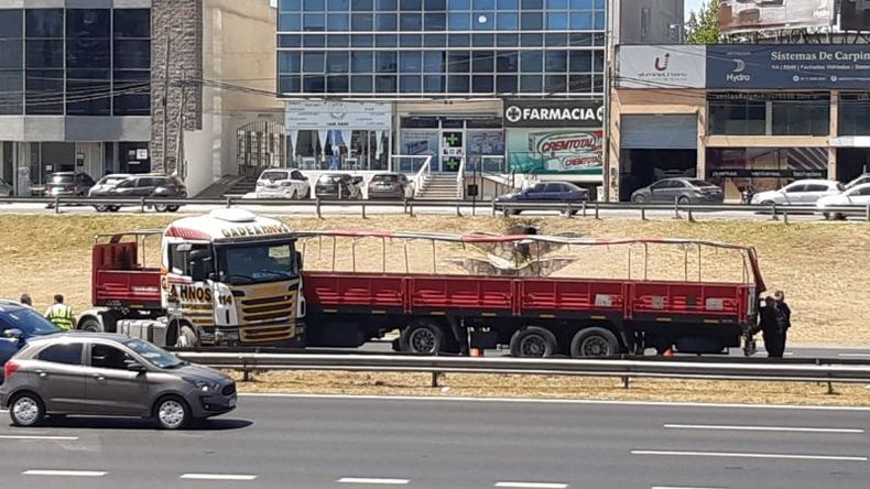 EFECTO TIJERA. Así quedó el camión en el kilómetro 52,500. .