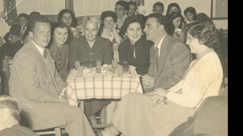 Año 1954. Clásico Copetín de Primavera en el Club Sportivo. En la foto de izq. a der.: Chongo Meyer, Eddel Demarchi de Meyer junto a su madre, Haydée Fernández (asomándose desde otra mesa); Norma Fanny Ferré, Masita Benítez y Adelma Olga Quintana..