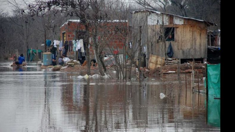 CRECIDA. Otra vez el río de Luján desbordó y obligó a evacuar a los vecinos..