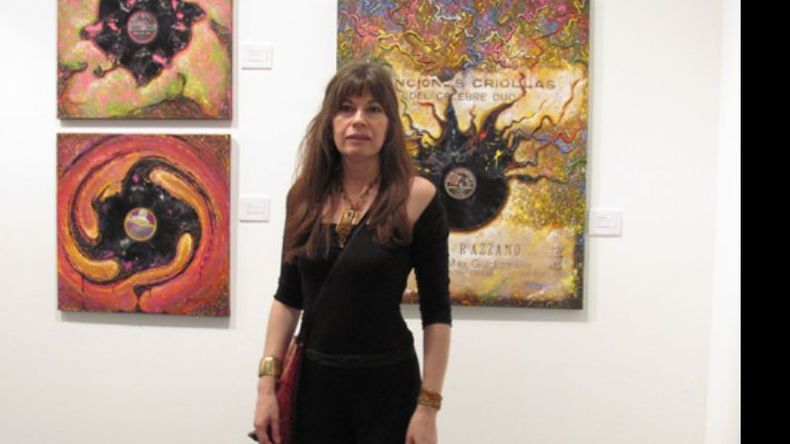 Brígida Manzanares posando junto a una de sus obras expuestas en el Centro Cultural Borges..