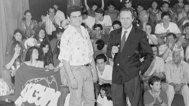 En el año 1992, mucho antes de radicarse en Pilar, el Beto Acosta visitó los estudios de PTC. En la foto, junto a Juan Carlos Battistini, conductor del programa..