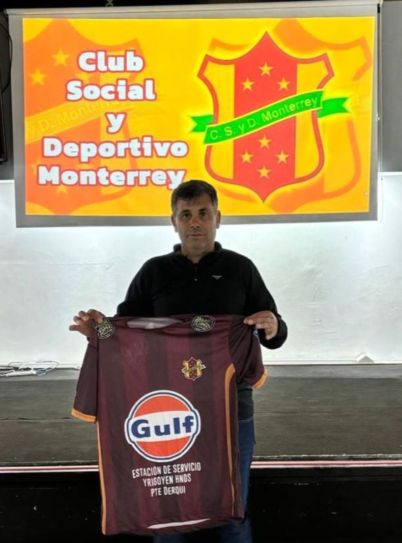 NUEVO DT. Andrés Oliva en la presentación con la camiseta y el escudo de Monterrey de fondo.