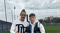PULGAR ARRIBA. Edinson Cavani y Camilo Rey, en el predio de Boca.