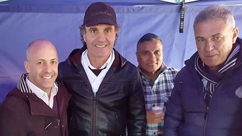 MUNDIALISTAS. Ducoté, ayer, con Ruggeri, Enrique y Pumpido, integrantes de la Selección campeona en 1986..
