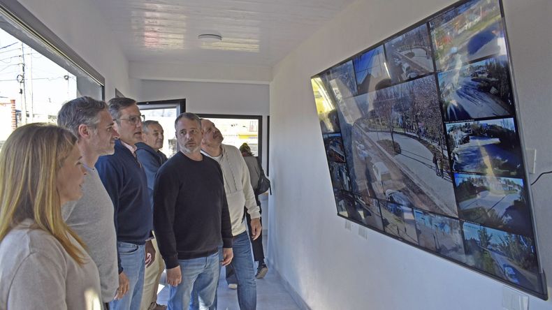 Federico Achával encabezó la inauguración del Centro de Monitoreo en Peruzzotti.