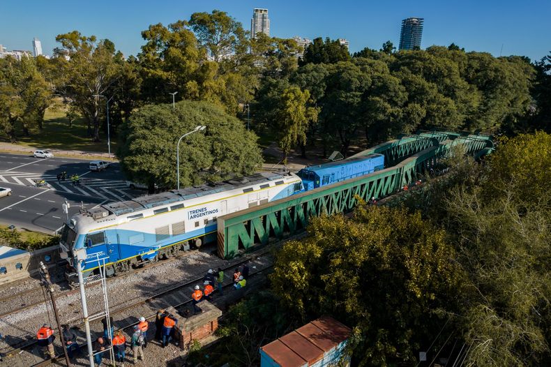 Se probaron dos locomotoras sobre el puente del accidente del tren San Martín.