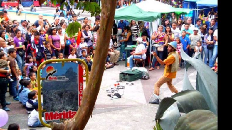 Nicolás Godoy haciendo malabares en una plaza de Venezuela.