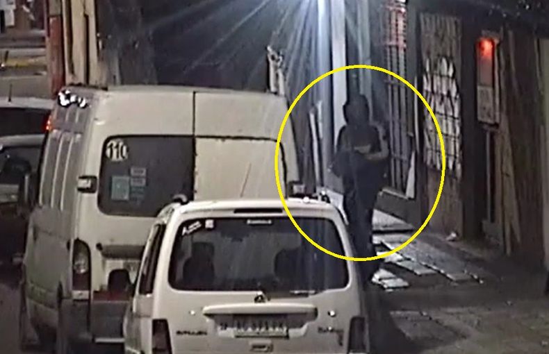 El ladrón se prepara para escapar con la batería robada.&nbsp;