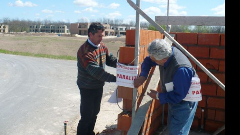 Countries y barrios cerrados. El municipio también los intima por las construcciones..