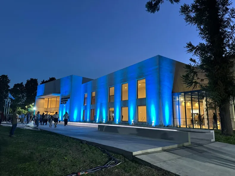 FRENTE El nuevo edificio recibir a los 6 mil alumnos de la Universidad