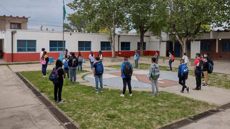 Hoy, 08/3/2021, después de un año de virtualidad, volvimos a la presencialidad en las clases. No nos queríamos perder de este momento tan significativo y con los y las integrantes de dos de las burbujas izamos nuestras Banderas. La_técnica_2.0_derqui..