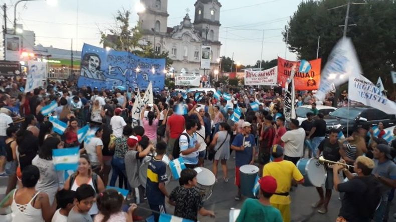 CON LA IGLESIA DE FONDO. La protesta, esta tarde, en la plaza de Pilar. .