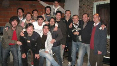El grupo de amigos que cada miércoles repite el ritual del asado, el truco y la risa..