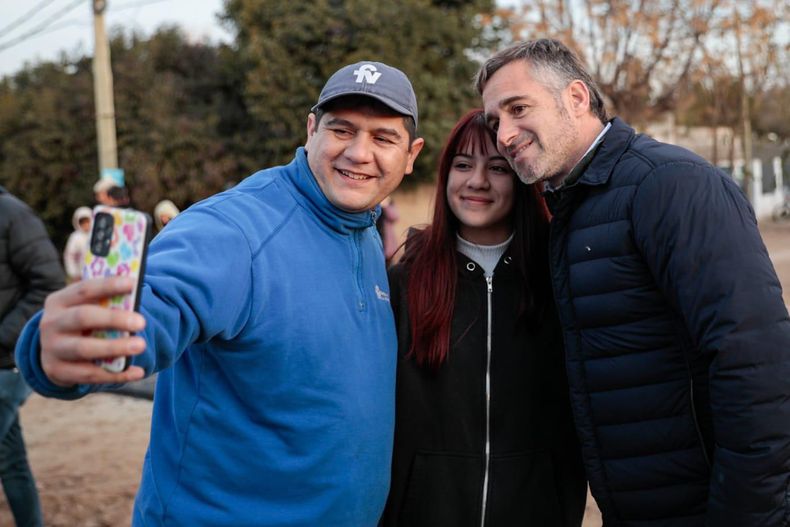 FOTO. Achával aprovechó la recorrida por Derqui para charlar con los vecinos.