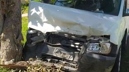 El vehículo en el que se desplazaba el conductor que perdió la vida al volante impactó contra un árbol. El vehículo en el que se desplazaba el conductor que perdió la vida al volante impactó contra un árbol.