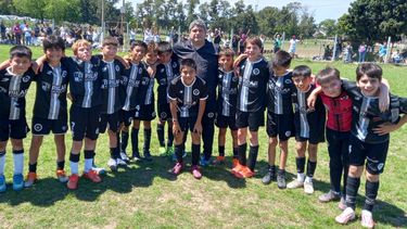 CAMPEONES. Los chicos de la 2012 de Real Pilar posan tras la consagración.