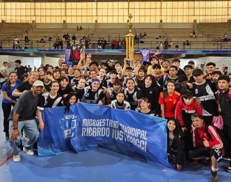 La delegación del Club Rusticucci con el trofeo Interpolis.