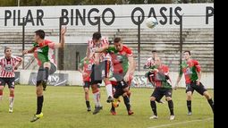 CABEZÓN. Zúccaro gana se arriba y la pelota terminará en el fondo del arco. Nacía el empate y la esperamza del Rancho..