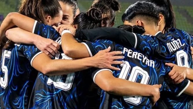 VICTORIA. Las jugadoras de Argentina festejan el triunfo en Santiago.