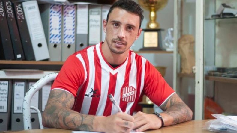 FIRMA. Dani González selló esta mañana su contrato con San Martín de Tucumán. (Foto: Prensa Club Atlético San Martín)..