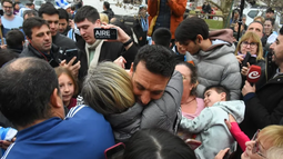 Scaloni llegó a Pujato, se emocionó con los vecinos y dijo que seguirá dando batalla
