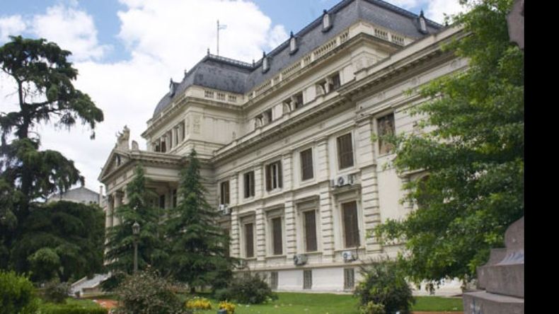 SIN LEY. La legislatura bonaerense, escenario de un duro debate..