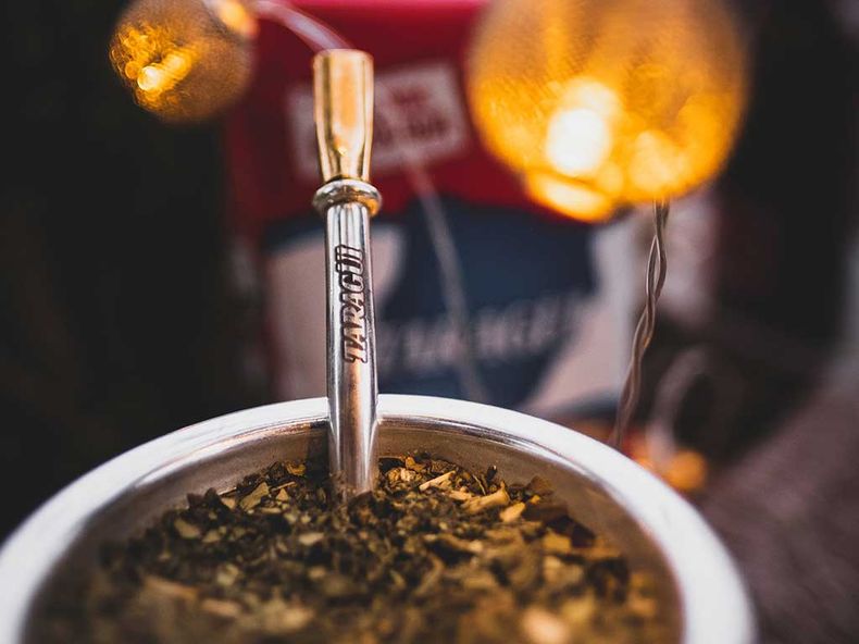 Añadiendo canela al mate. (taragui.com)..jpg