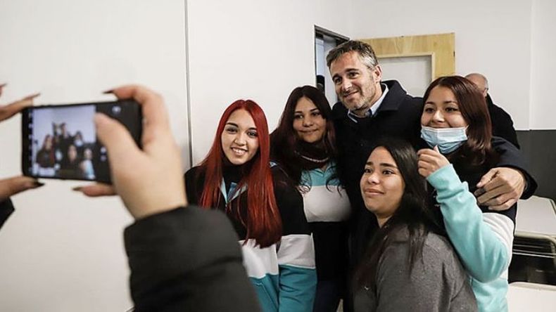 FOTO. Los chicos charlaron con Achával durante su recorrida por las nuevas aulas..