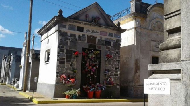 CON FLORES. Así luce todo el año la tumba de Tibor Gordon, en el cementerio de Pilar..