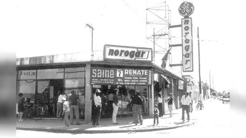 La esquina de Pedro Lagrave e Ituzaingó luce un aspecto irreconocible en esta fotografía de 1971. Aún no estaba construido el edificio de la terminal de ómnibus..