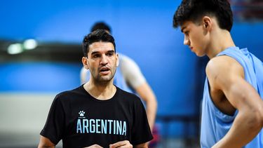 Lucas Giovannetti escuchando las indicaciones del entrenador Herman Mandole.