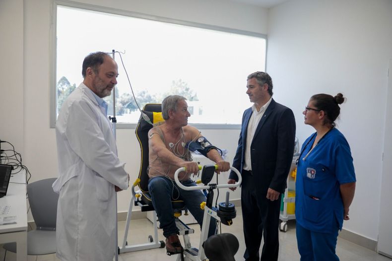 Achával dialoga con uno de los primeros pacientes del Centro Cardiovascular del Hospital Central de Pilar.&nbsp;