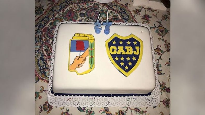Identidad. Esta semana, el secretario general del PJ de Pilar y ex precandidato a concejal, Iván Giordano, festejó su cumpleaños número 27 (sí, tiene solamente 27 años), y lo festejó con dos de las marcas de identidad que más lo definen. En la fiesta compartió con su familia, amigos y compañeros, recibió una torta, cuya foto compartió en las redes sociales. El joven dirigente político, lució junto al número de su cumpleaños los escudos del Partido Justicialista y del Club Atlético Boca Juniors, dos de los símbolos de su identidad..
