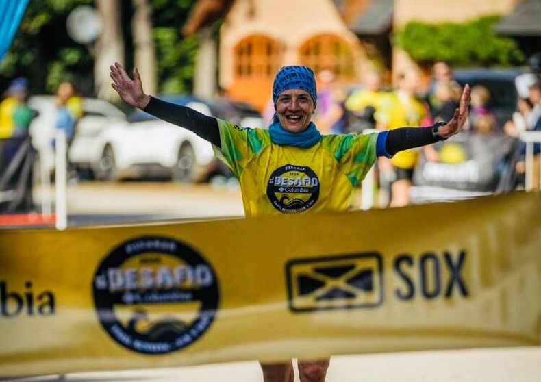 LLEGADA. Allende a punto de cruzar la meta. Completó con un tiempo de 2h38’8”.