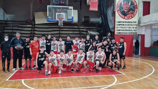 UNIDOS. Los chicos del Rojo y el Rojinegro se reencontraron en una cancha..