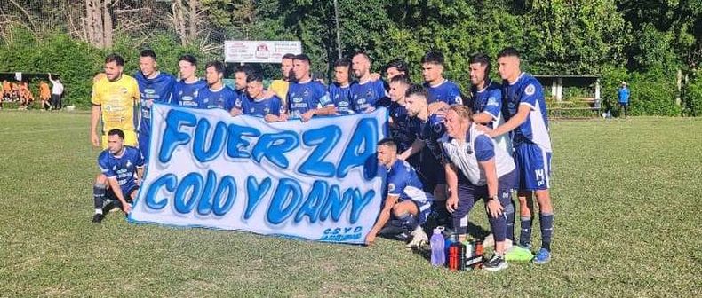 FUERZA. Los jugadores de La Fraternidad le dedicaron el triunfo a Oscar y Daniel González por el difícil momento familiar.