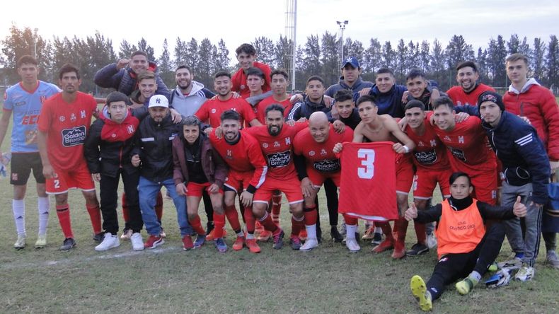 CLASIFICADO. Los jugadores de Atlético Pilar festejan el pase a la final por un ascenso a la División A.