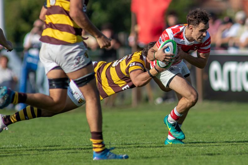 Alumni dejó atrás a Belgrano en el clásico y va por el líder Newman.