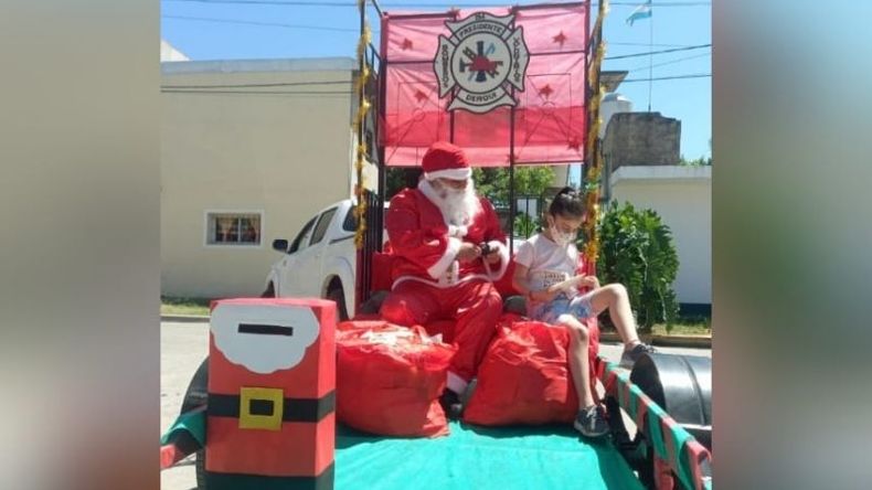 Papá Noel ya recorre las calles de Derqui y Villa Astolfi. Foto @juancaimpacto. .