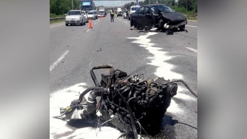 IMPACTO. El motor sobre la ruta y a unos metros, el auto chocado. .
