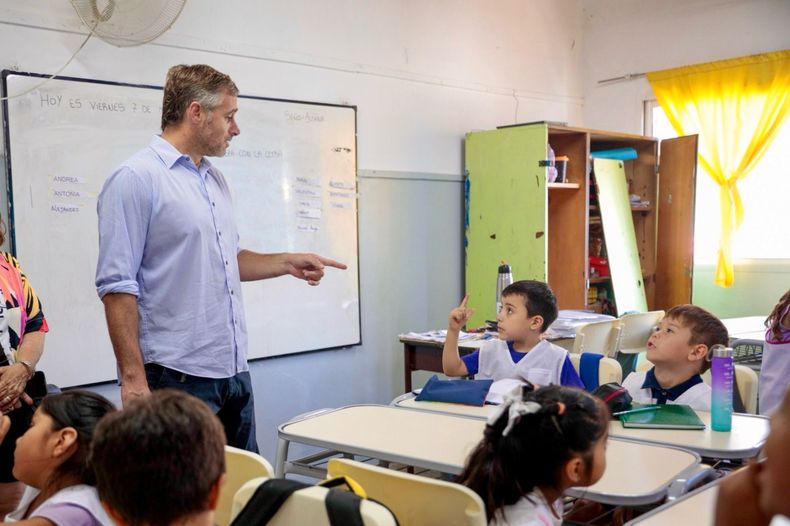 CUENTAS Achval charl con los chicos y las maestras en el aula